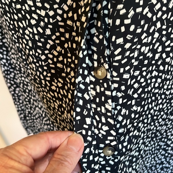 Black-and-white V-neck three-quarter sleeve hidden buttons in the front blouse​ - Picture 4 of 11